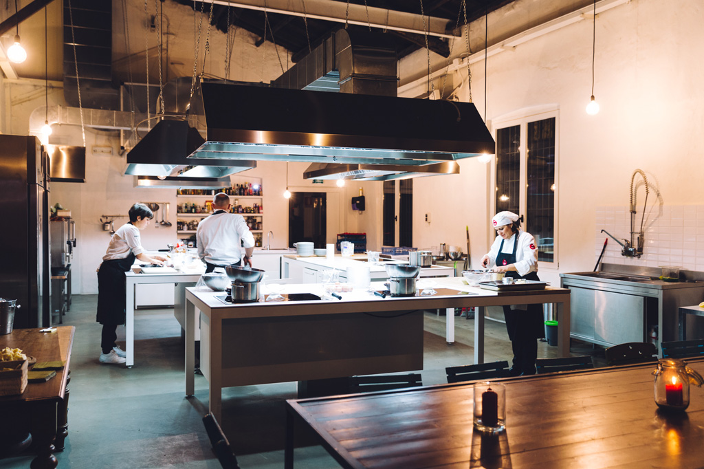 Fotografo Eventi Esclusivi Gilead FoodGeniusAcademy Un campo lungo della cucina del Food Genius Academy