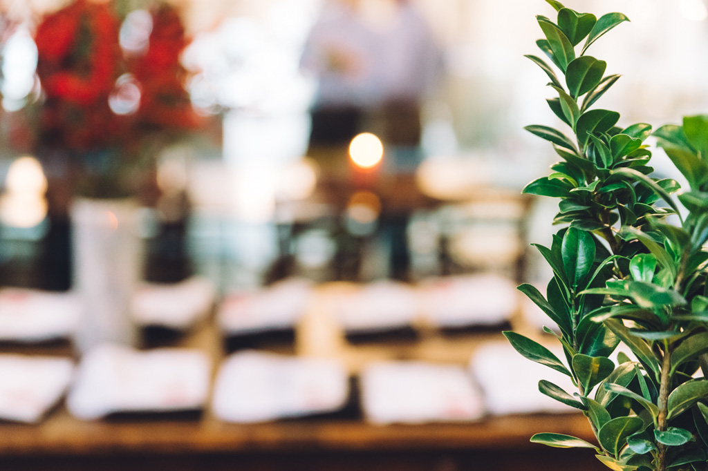 Fotografo Eventi Esclusivi Gilead FoodGeniusAcademy Il dettaglio di una pianta all'interno della tavola imbandita