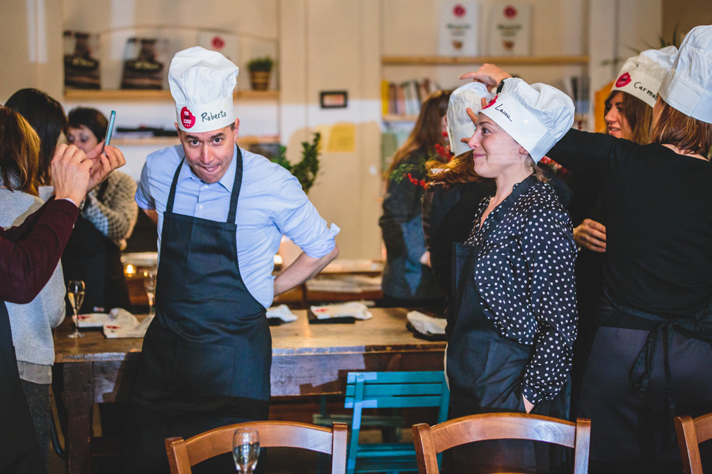 Fotografo Eventi Esclusivi Gilead FoodGeniusAcademy I dipendenti della Gilead Sciences preparano il camice da cuoco