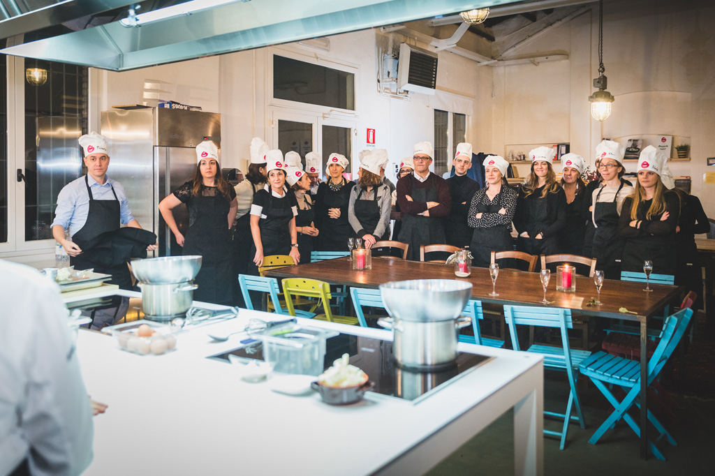 Fotografo Eventi Esclusivi Gilead FoodGeniusAcademy Tutti i dipendenti della Gilead Sciences indossano un camice da cuochi