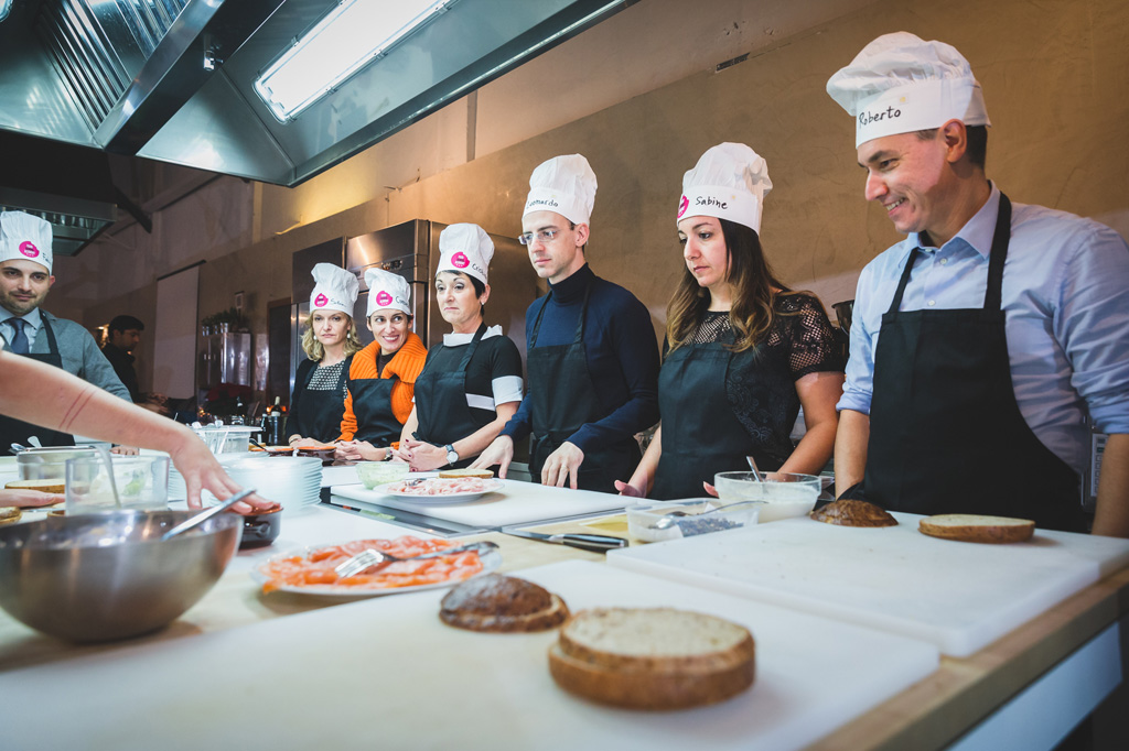 Fotografo Eventi Esclusivi Gilead FoodGeniusAcademy I colleghi della Gilead Sciences si preparano a cucinare