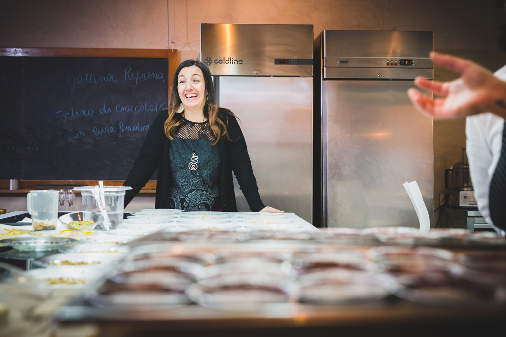 Fotografo Eventi Esclusivi Gilead FoodGeniusAcademy Una dipendente sorride divertita in compagnia dei concorrenti