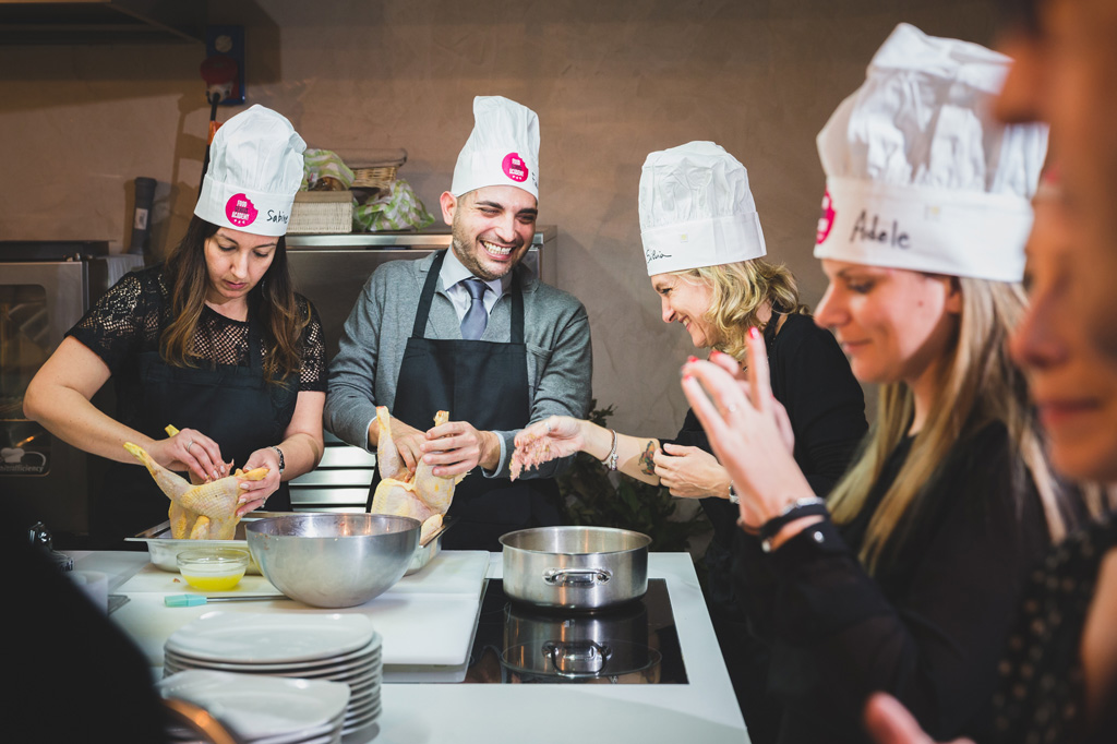 Fotografo Eventi Esclusivi Gilead FoodGeniusAcademy Alcuni colleghi preparano il pollo durante l'incontro