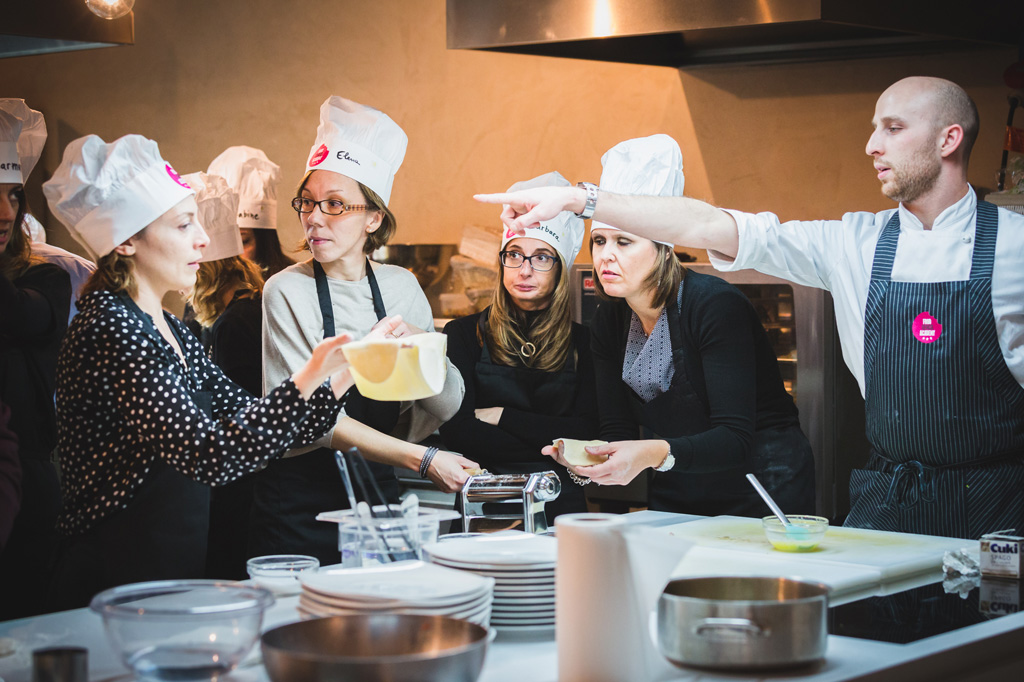 Fotografo Eventi Esclusivi Gilead FoodGeniusAcademy Uno chef dirige i dipendenti in cucina