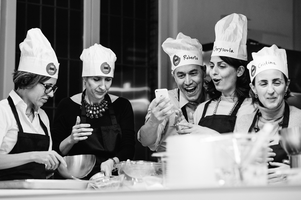 Fotografo Eventi Esclusivi Gilead FoodGeniusAcademy I dipendenti scherzano in compagnia durante la preparazione della cena