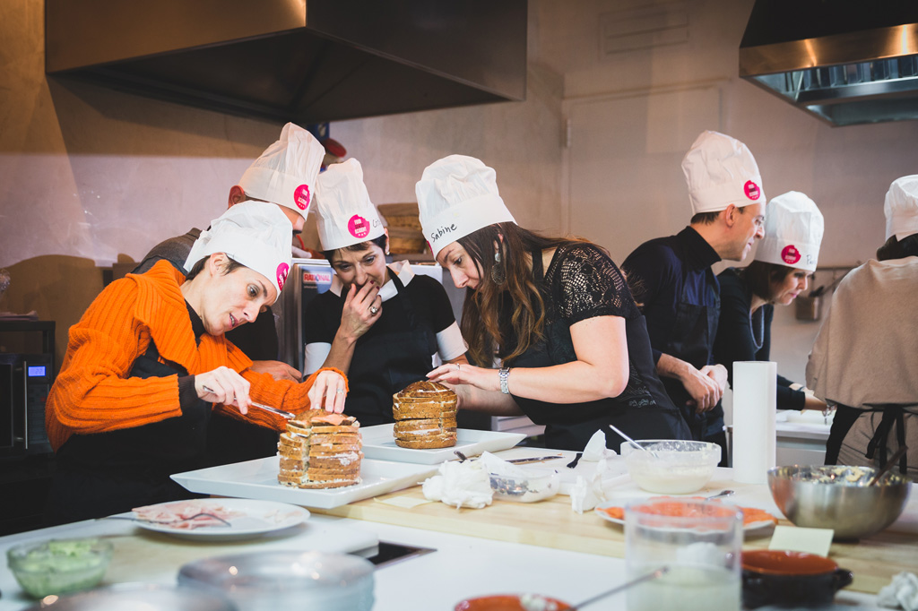 Fotografo Eventi Esclusivi Gilead FoodGeniusAcademy Numerosi partecipanti preparano una pietanza durante l'evento di Team Building