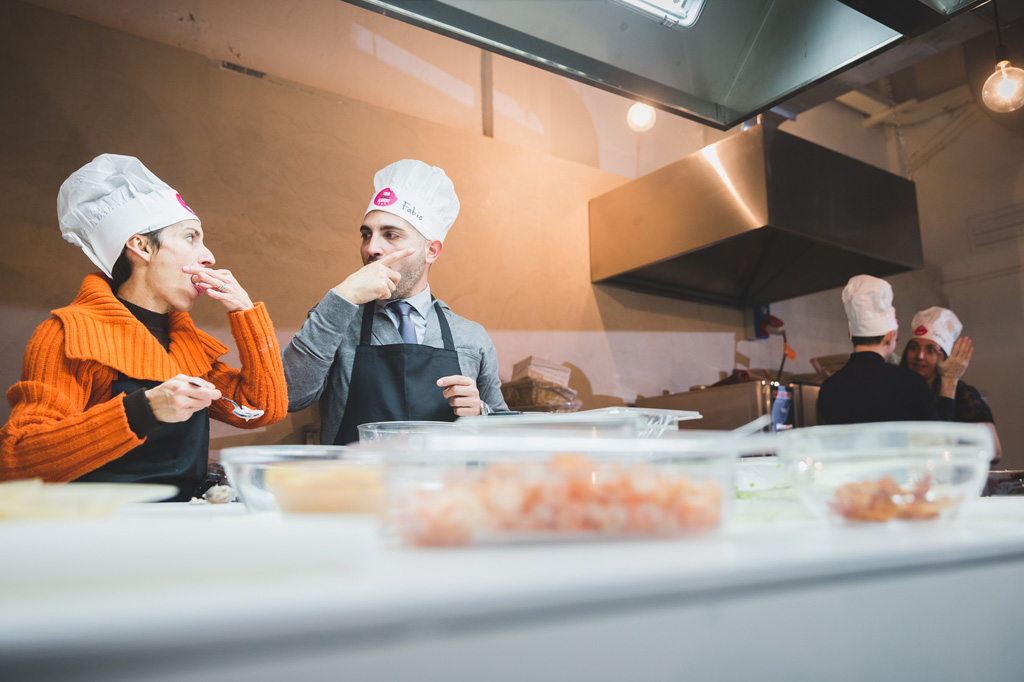 Fotografo Eventi Esclusivi Gilead FoodGeniusAcademy Due invitati assaggiano una portata