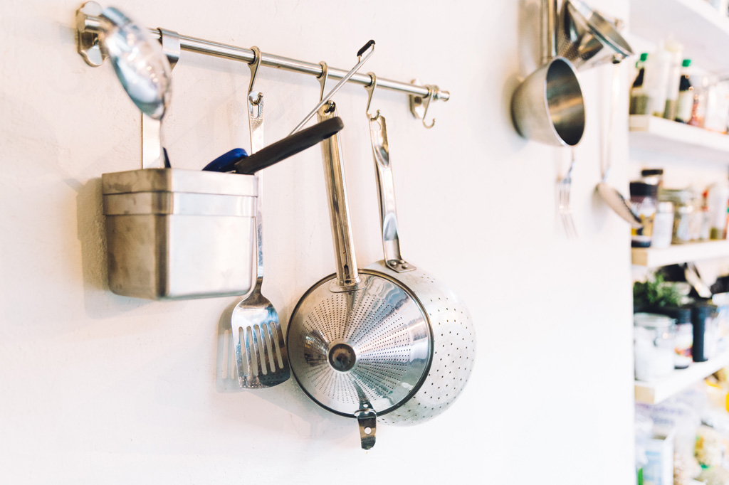 Fotografo Eventi Esclusivi Gilead FoodGeniusAcademy I numerosi attrezzi da cucina della Food Genius Academy
