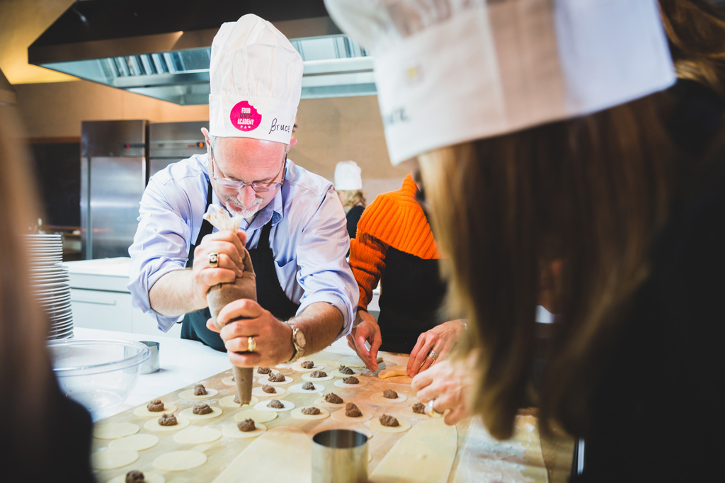 Fotografo Eventi Esclusivi Gilead FoodGeniusAcademy Un dipendente prepara il dolce della serata
