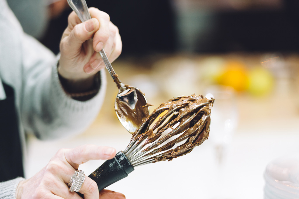 Fotografo Eventi Esclusivi Gilead FoodGeniusAcademy Un particolare della crema al cioccolato rappresa in un mestolo