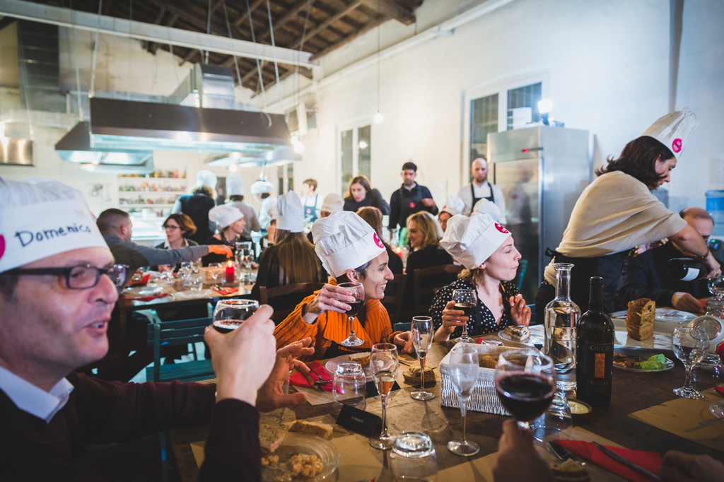 Fotografo Eventi Esclusivi Gilead FoodGeniusAcademy I dipendenti alzano i calici di vino per festeggiare