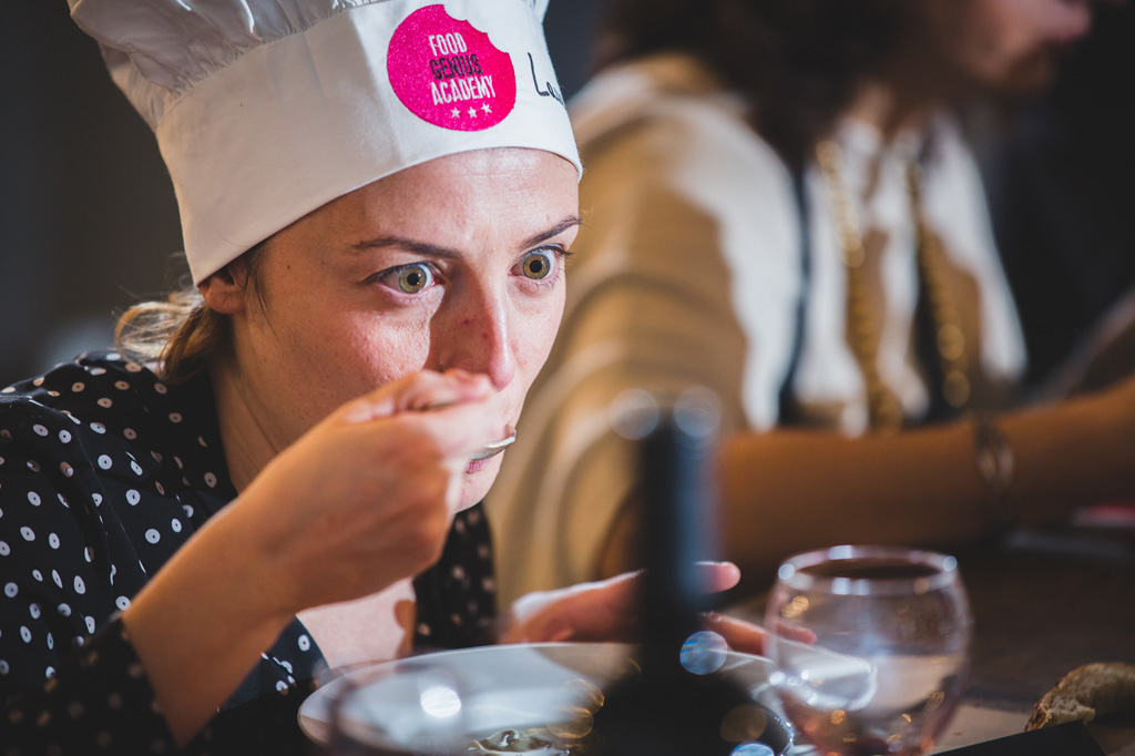 Fotografo Eventi Esclusivi Gilead FoodGeniusAcademy Una dipendente assaggia un piatto