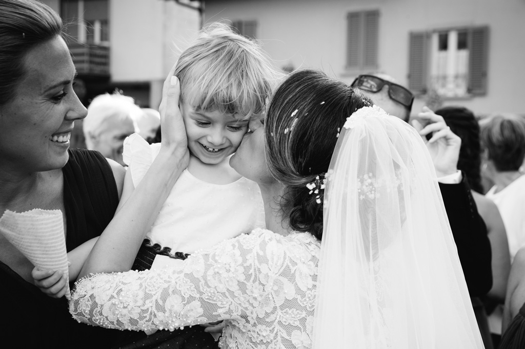 Best Wedding Photographer - Emotions Reportage Matrimonio Sposa che Bacia Bimba