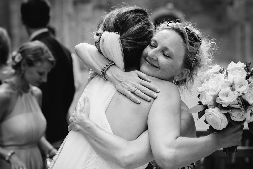 Best Wedding Photographer - Emotions Foto Reportage Abbraccio Sposa e Testimone