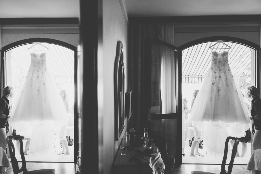 Fotografo Matrimonio Lago di Garda Il vestito della sposa appeso