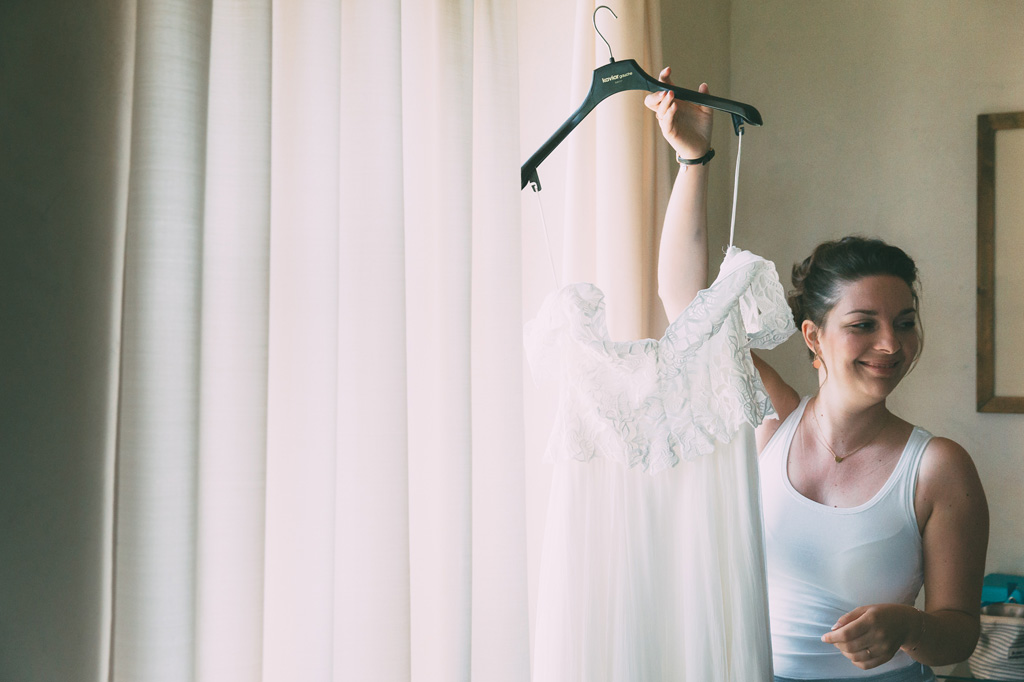 Fotografo Matrimonio Lago di Garda La sposa sostiene orgogliosa il suo abito