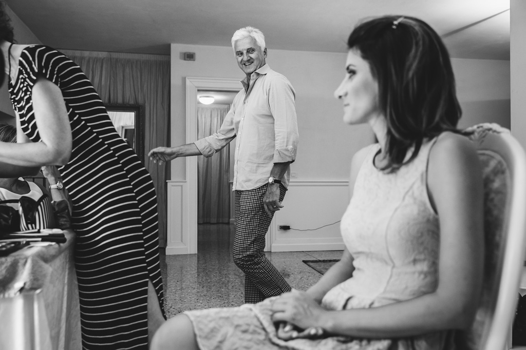 Fotografo Matrimonio Villa Caroli Zanchi Il padre osserva meravigliato la figlia durante la fase di preparazione in uno scatto di Alessandro Della Savia