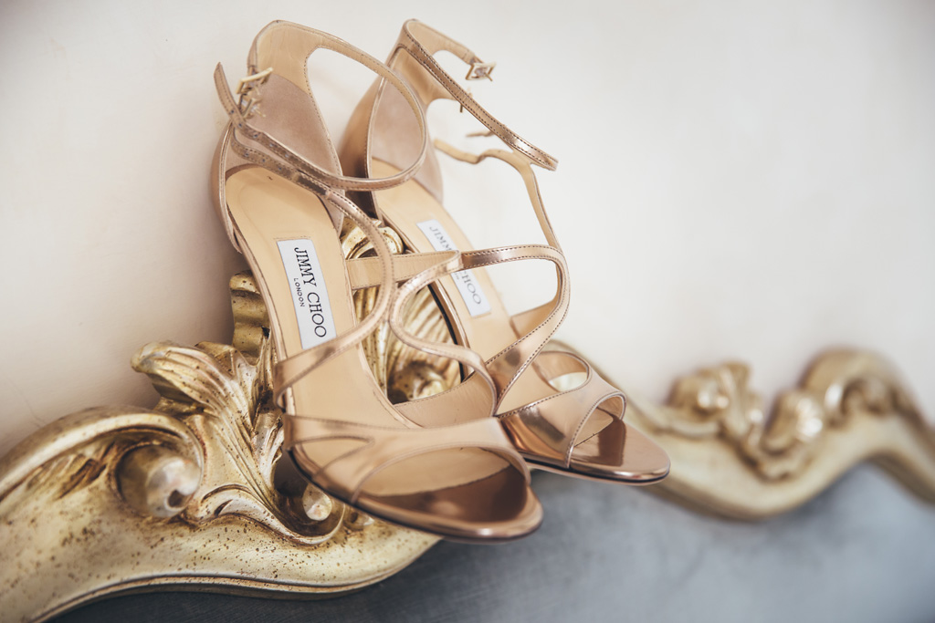 Fotografo Matrimonio Lago di Garda I sandali d'oro della sposa Jimmy Choo