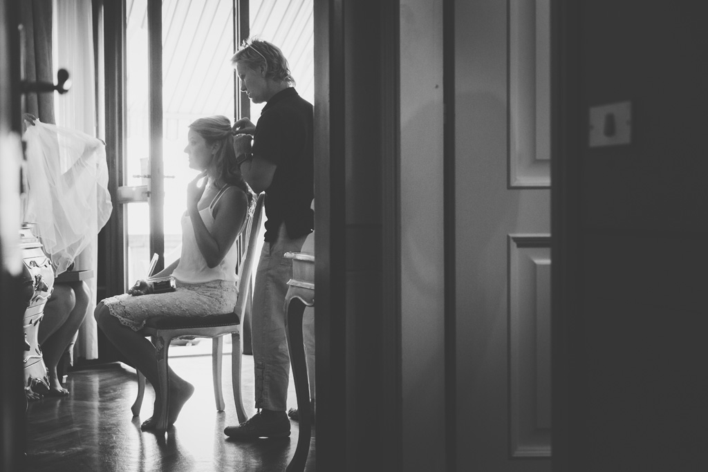 Fotografo Matrimonio Lago di Garda La parrucchiera sistema i capelli della sposa