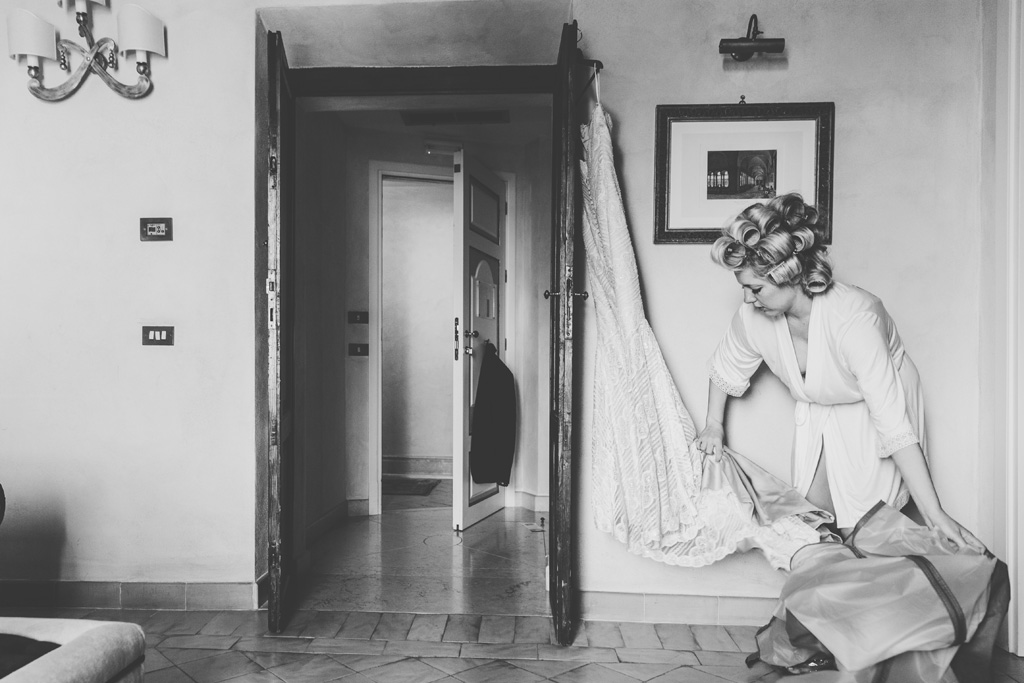 Fotografo Matrimonio Villa Del Cardinale La sposo rimuove la protezione dal vestito per le nozze
