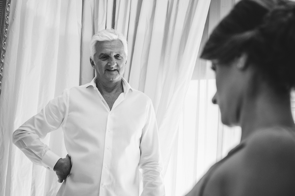 Fotografo Matrimonio Villa Caroli Zanchi Il padre osserva la figlia durante la preparazione nella sua stanza