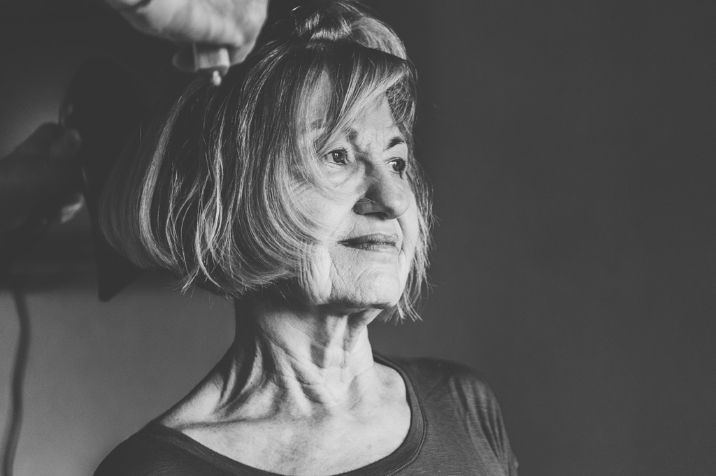 Fotografo Matrimonio Villa Del Cardinale La madre della sposa si acconcia per la cerimonia di matrimonio