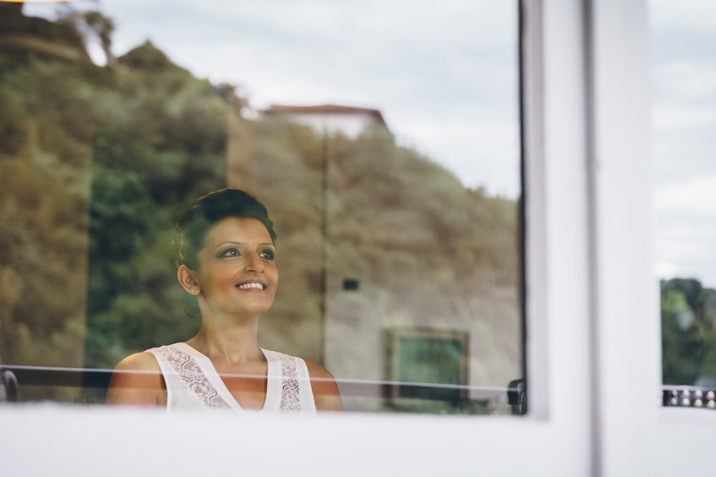 Fotografo Matrimonio Villa Erba La sposa guarda speranzosa l'orizzonte