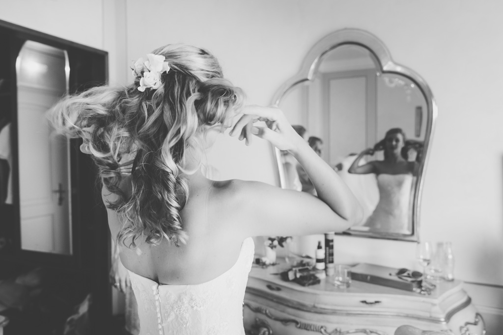 Fotografo Matrimonio Lago di Garda Kathrin si acconcia i capelli davanti allo specchio