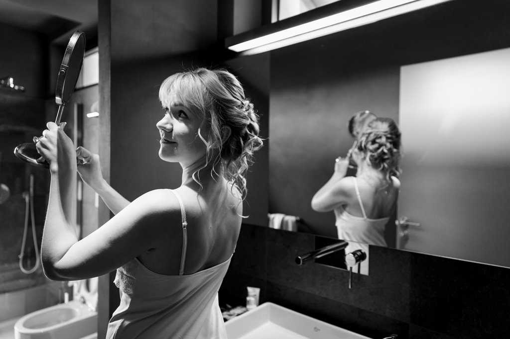 Fotografo Matrimonio Langhe La sposa è ritratta con un gioco di specchi dal fotografo Alessandro Della Savia