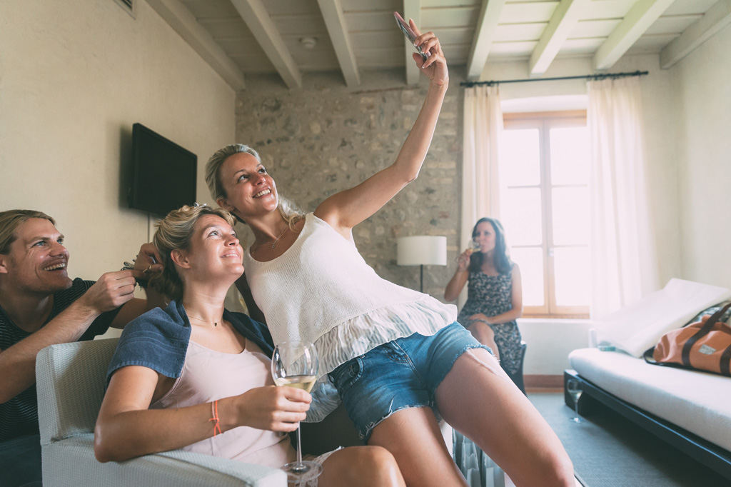 Fotografo Matrimonio Lago di Garda Le damigelle si scattano alcuni selfie durante la preparazione