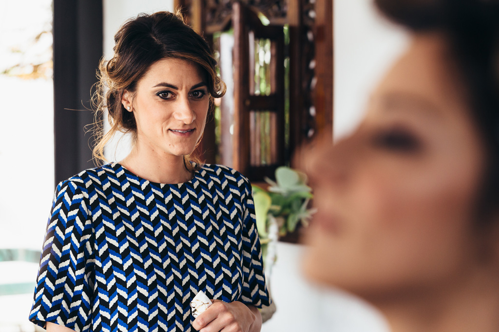 Fotografo Matrimonio Monza La damigella osserva la sposa durante il trucco