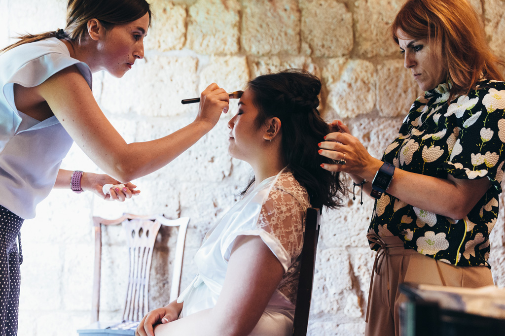 Fotografo Matrimonio Orvieto La truccatrice sistema una damigella