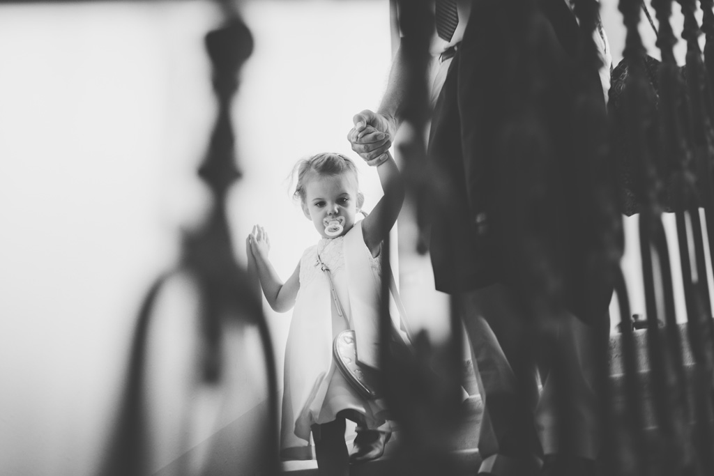 Fotografo Matrimonio Lago di Garda Una bambina scende le scale accompagnata da una damigella