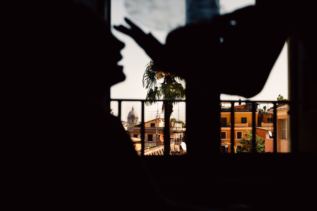 Fotografo Matrimonio Villa Del Cardinale La preparazione della sposa in silhouette