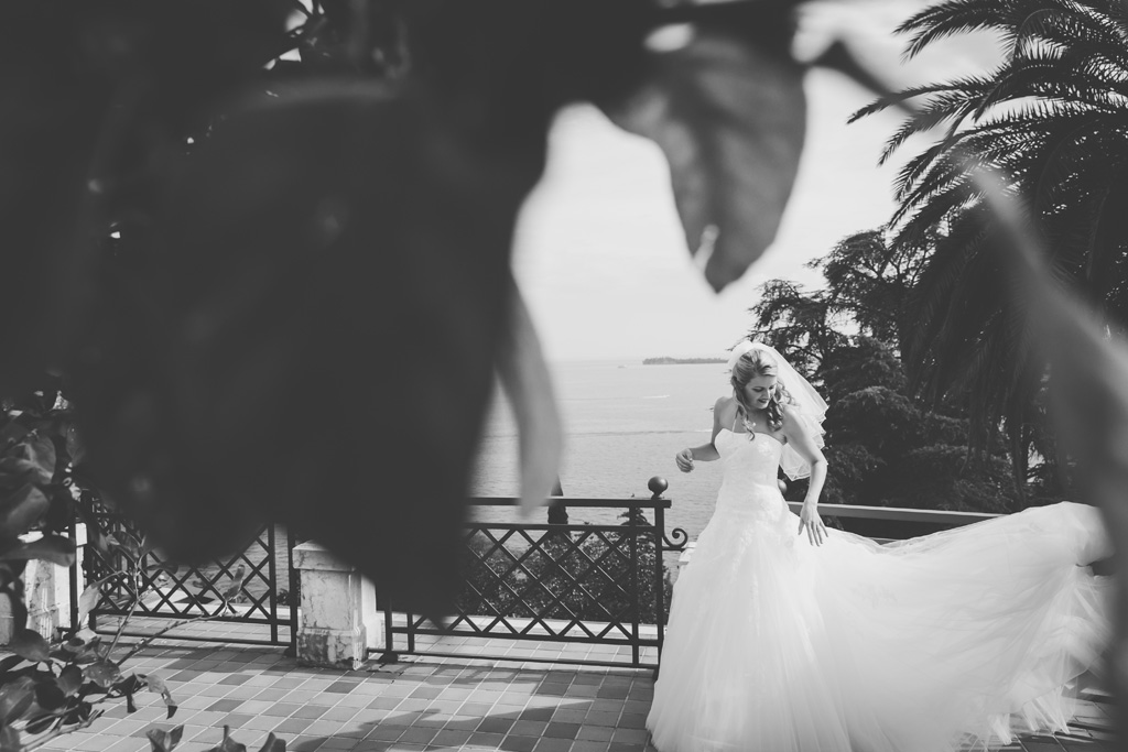 Fotografo Matrimonio Lago di Garda La spoIl vento sposa il vestito ella sposa in uno scatto di Alessandro Della Savia, Ds Visuals