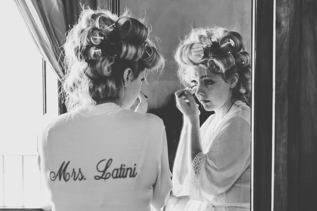 Fotografo Matrimonio Villa Del Cardinale Brittney si guarda davanti allo specchio