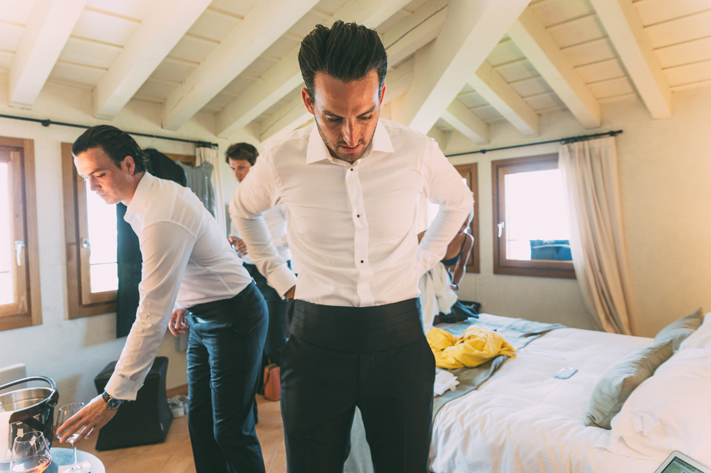 Fotografo Matrimonio Lago di Garda Lo sposi si prepara in compagnia dei testimoni