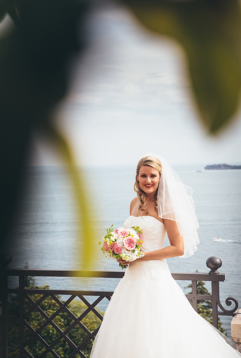 Fotografo Matrimonio Lago di Garda La bella sposa bionda sorride davanti all'obiettivo del fotografo