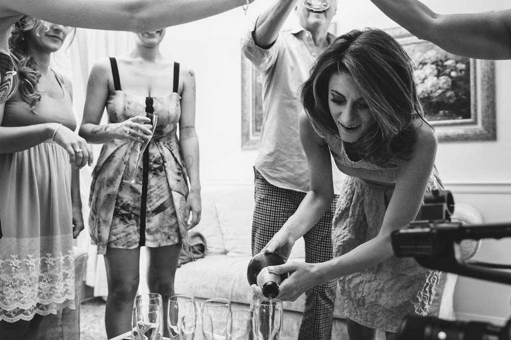 Fotografo Matrimonio Villa Caroli Zanchi Le damigelle festeggiano con una bottiglia di champagne durante la preparazione