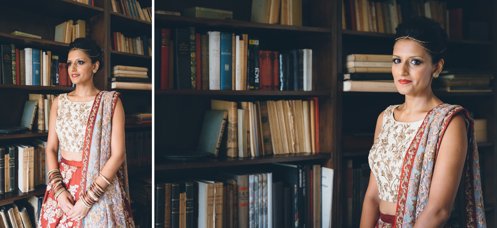 Fotografo Matrimonio Villa Erba La fotografa è in posa di fronte a una biblioteca
