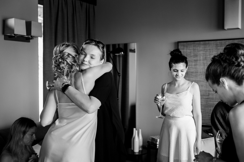 Fotografo Matrimonio Langhe La sposa abbraccia le damigelle