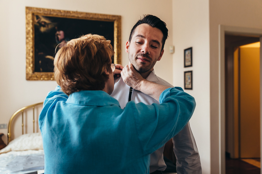 Fotografo Matrimonio Monza La madre adorna lo sposo