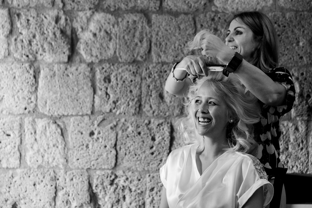 Fotografo Matrimonio Orvieto La parrucchiera acconcia la sposa in vista delle nozze di matrimonio