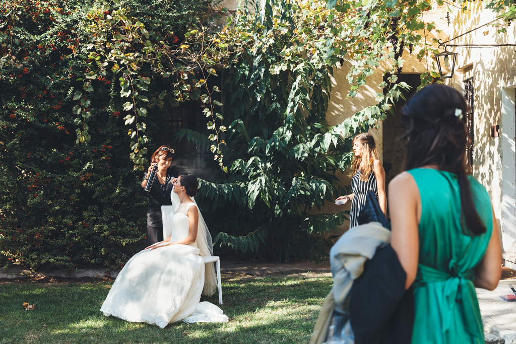 Fotografo Matrimonio Pavia la parrucchiera sistema i capelli di Silvia