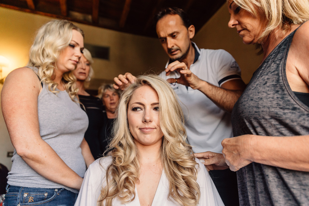 Fotografo Matrimonio Villa Del Cardinale Il parrucchiere si confronta con le damigelle per sistemare i capelli di Brittney