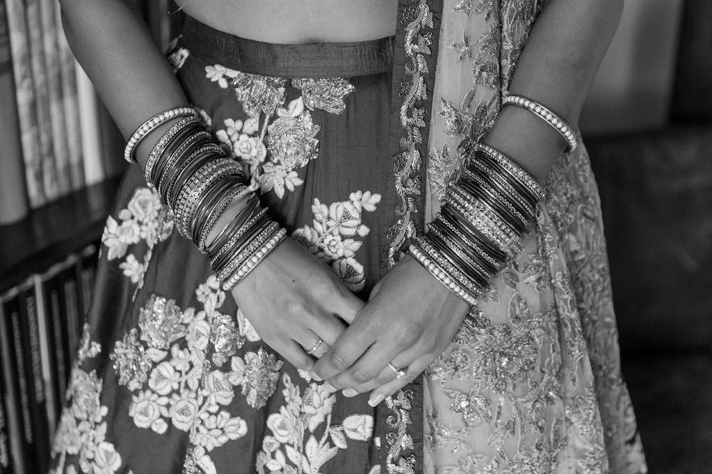 Fotografo Matrimonio Villa Erba Un dettaglio dei braccialetti che la sposa indossa