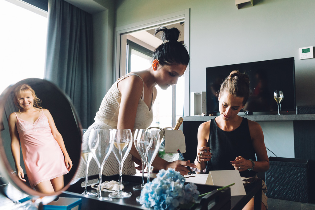 Fotografo Matrimonio Langhe La sposa si specchia con un sorriso raggiante