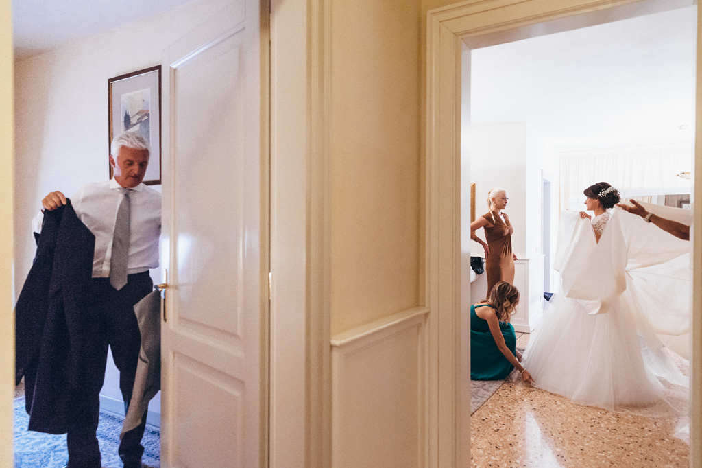Fotografo Matrimonio Villa Caroli Zanchi Il padre e la sposa si preparano per la cerimonia di matrimonio