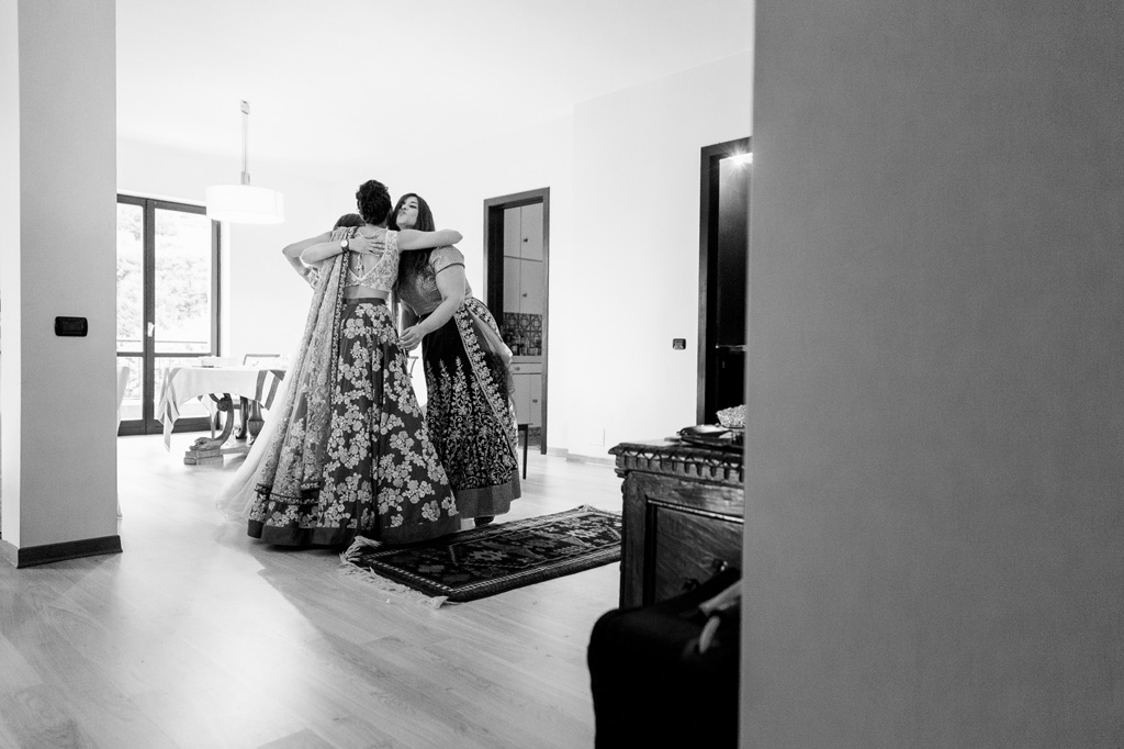 Fotografo Matrimonio Villa Erba La sposa abbraccia le damigelle