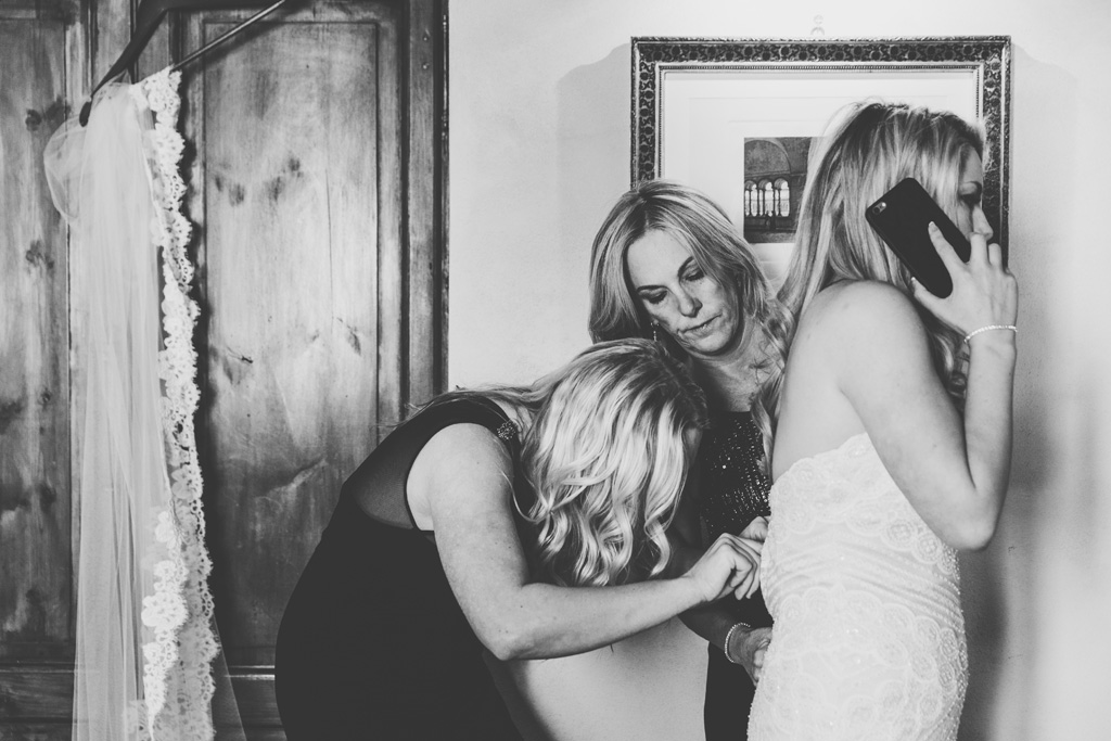 Fotografo Matrimonio Villa Del Cardinale Le parenti sistemano i capelli di Brittney